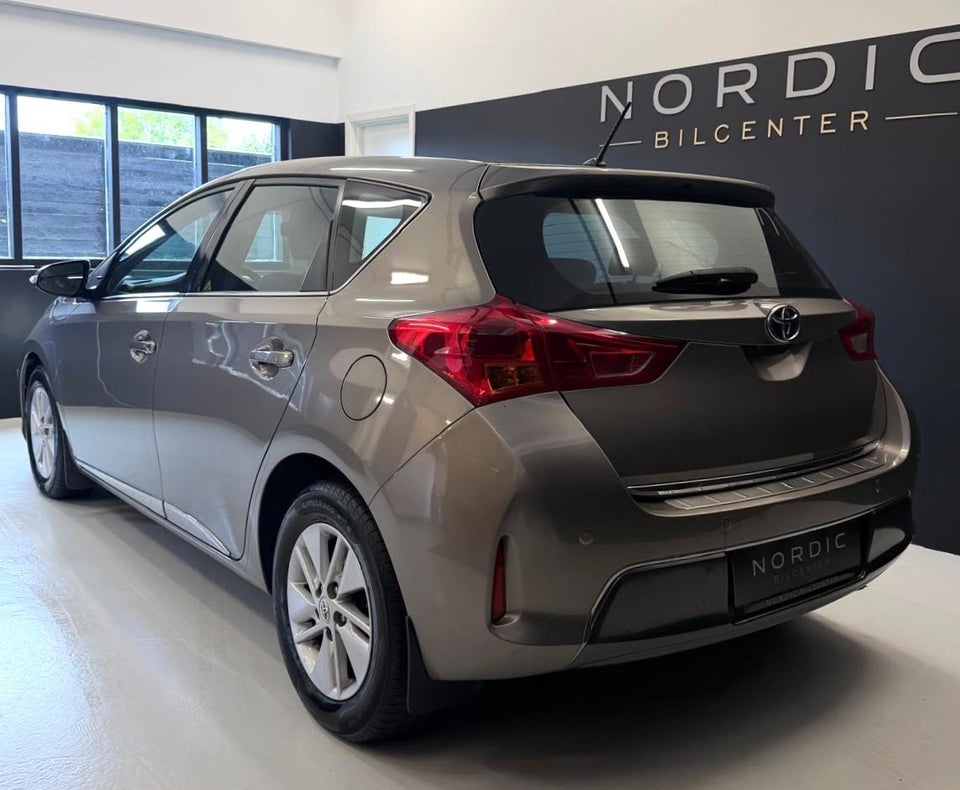 Toyota Auris 1,8 Hybrid H2+ CVT 5d