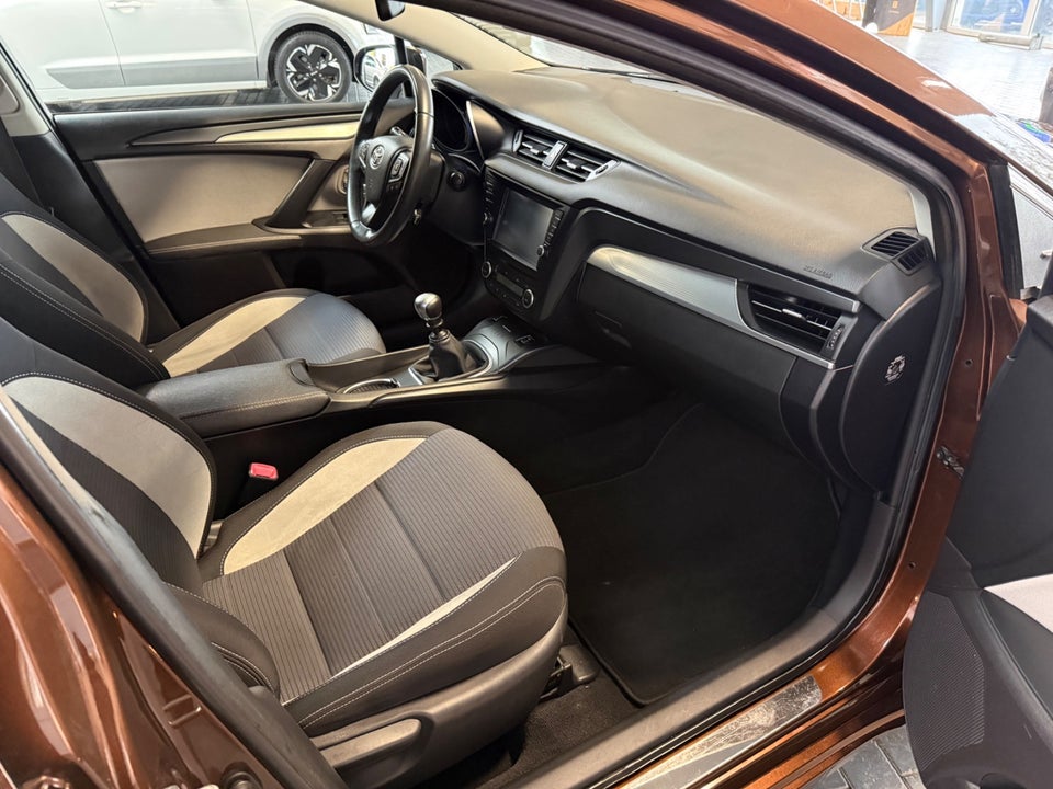 Toyota Avensis 1,8 VVT-i T2 Premium Touring Sports 5d