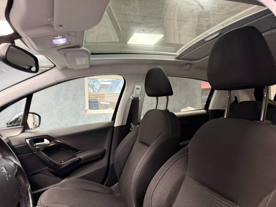 Peugeot 208 1,2 PureTech 82 Allure Sky 5d