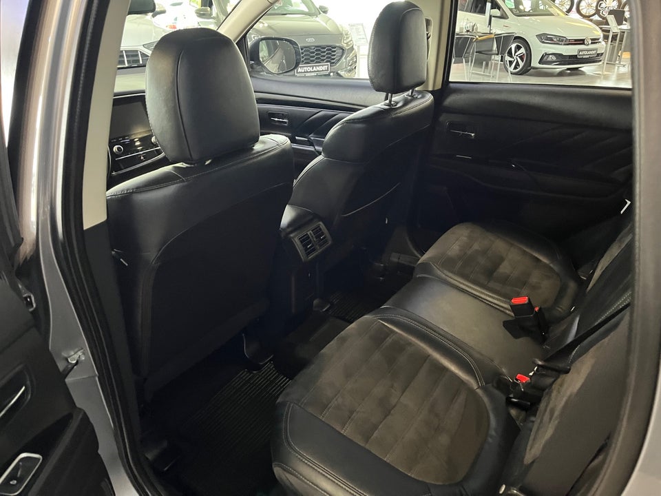 Mitsubishi Outlander 2,4 PHEV Invite CVT 4WD 5d