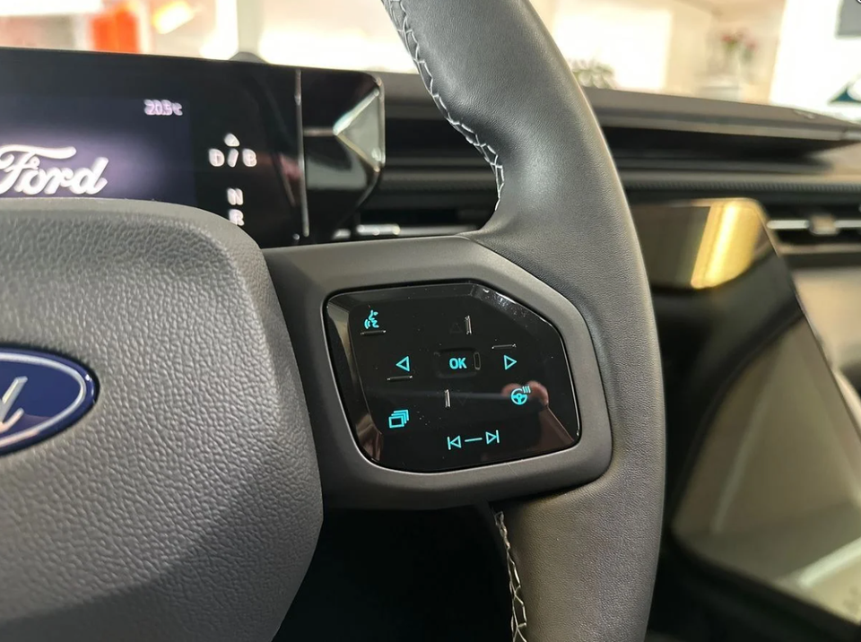 Ford Explorer 79 Premium Extended Range 5d
