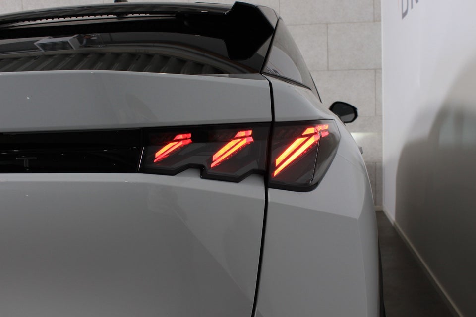 Peugeot e-3008 77 GT Pack 5d