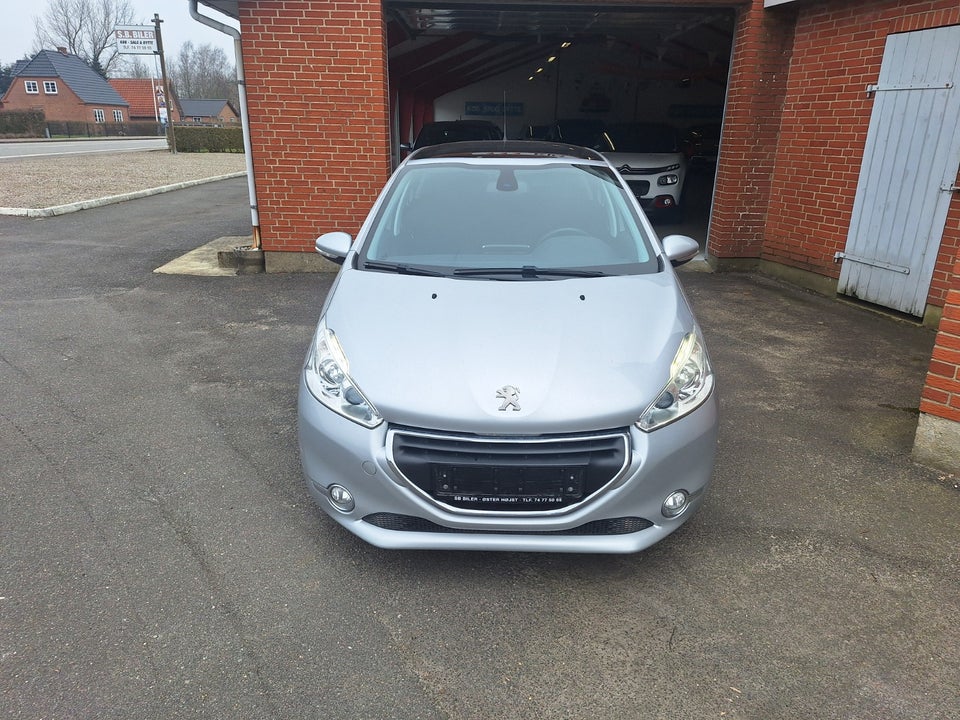 Peugeot 208 1,2 VTi 82 Envy Sky 5d