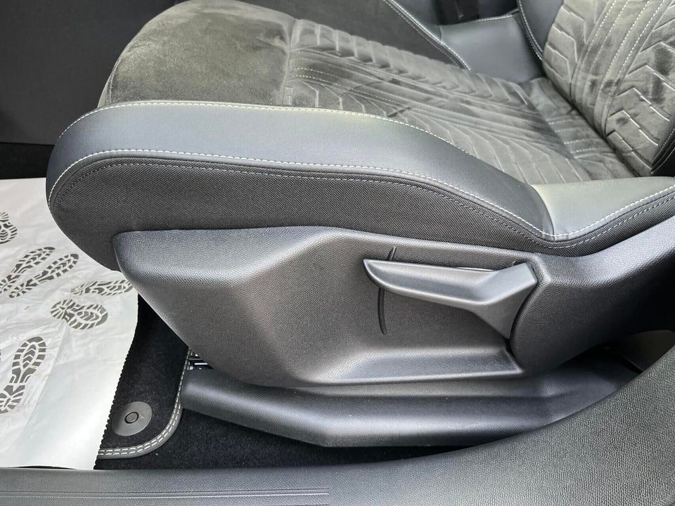 Peugeot e-3008 77 GT Pack 5d