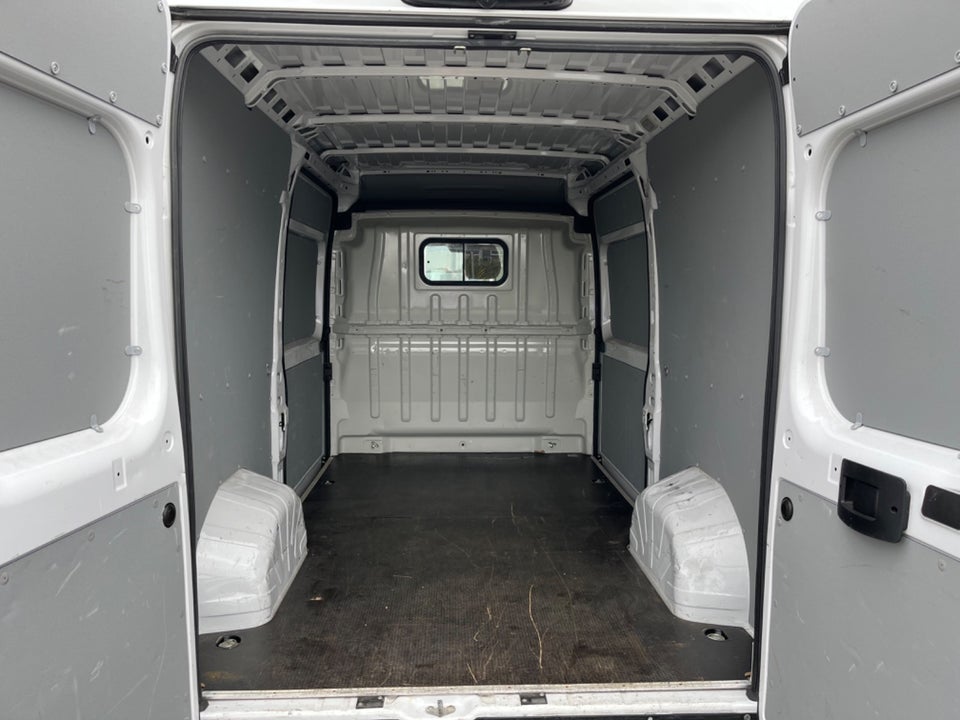 Peugeot Boxer 333 2,2 BlueHDi 140 L2H2 Premium