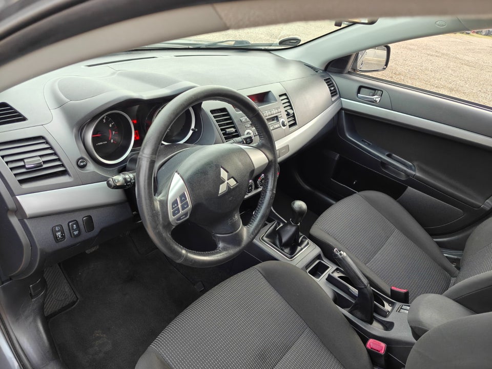 Mitsubishi Lancer 1,6 Invite SportBack 5d