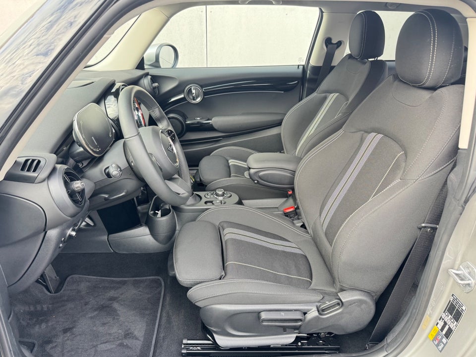 MINI Cooper SE Essential 3d