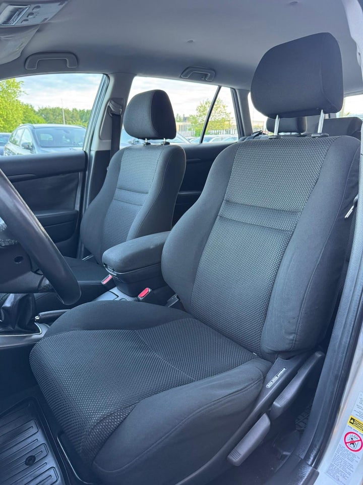 Toyota Avensis 1,8 VVT-i Terra stc. 5d