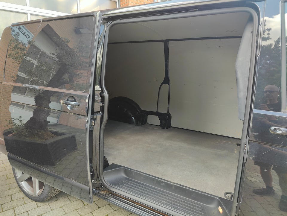 VW Transporter 2,0 TDi 150 Kassevogn lang