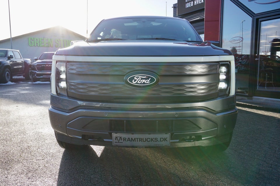 Ford F-150 131 Lightning Lariat Extended Range 4d