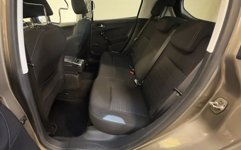 Peugeot 208 1,2 VTi Allure Sky 5d