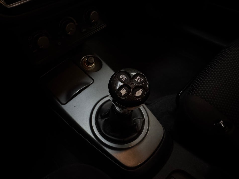 Mitsubishi Lancer 1,6 Invite 4d