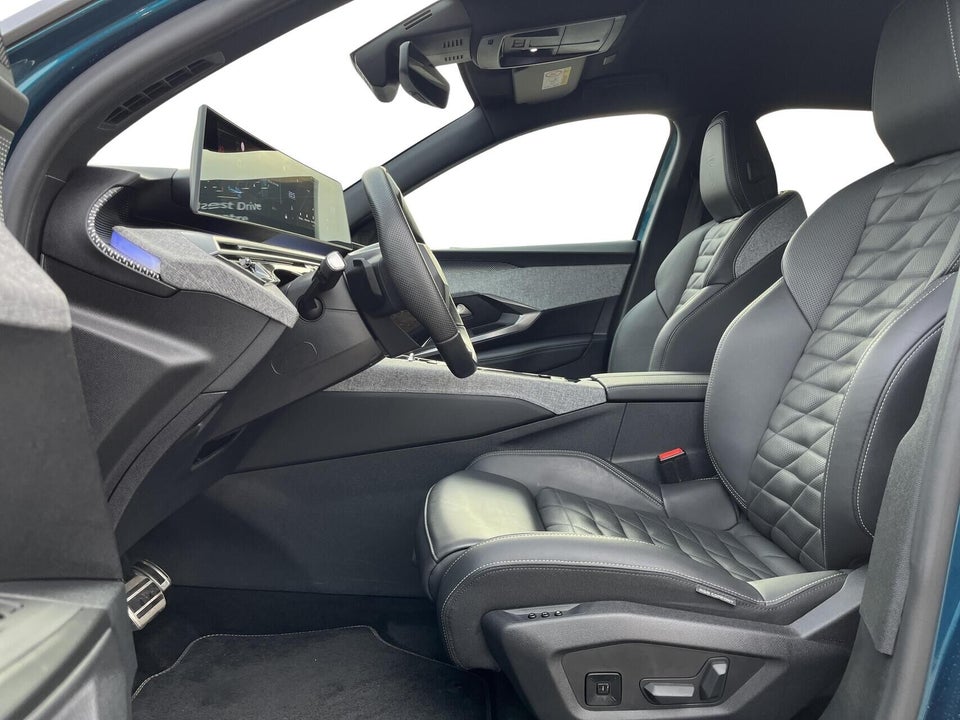 Peugeot e-3008 77 GT 5d