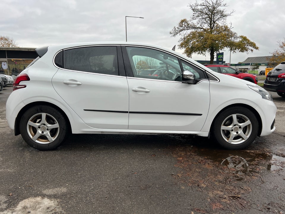 Peugeot 208 1,6 BlueHDi 100 Desire 5d