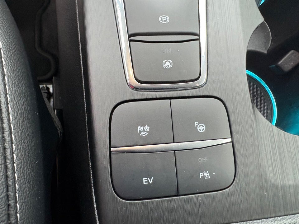 Ford Kuga 2,5 HEV Titanium X CVT 5d