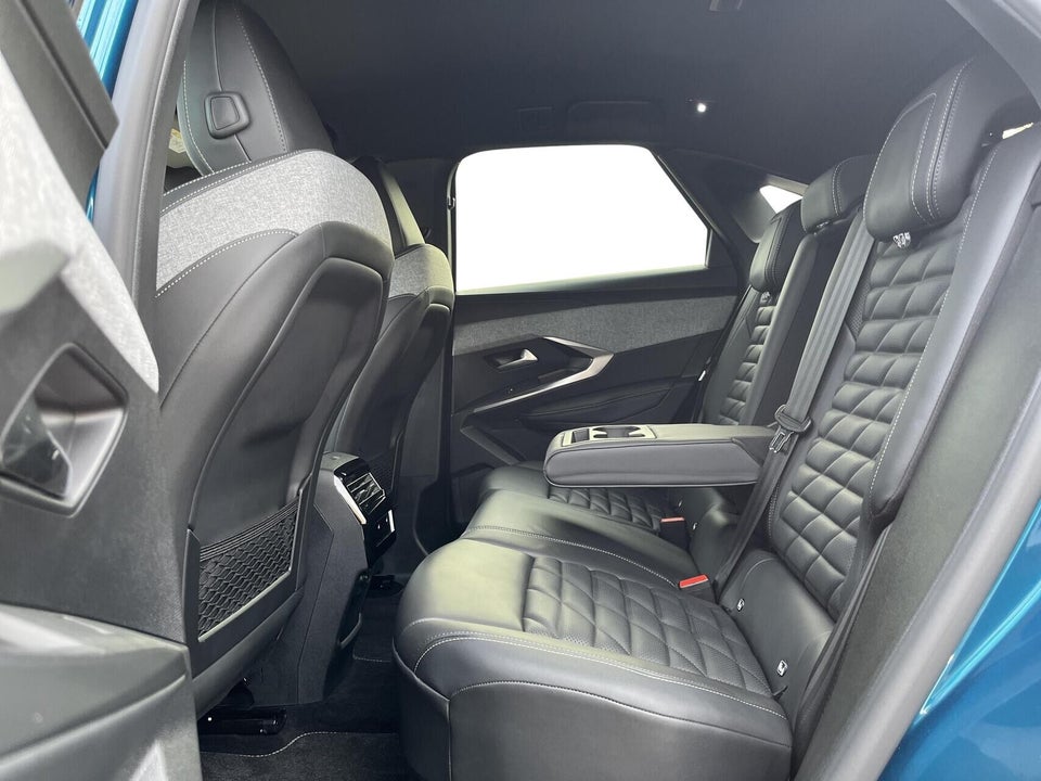 Peugeot e-3008 77 GT 5d