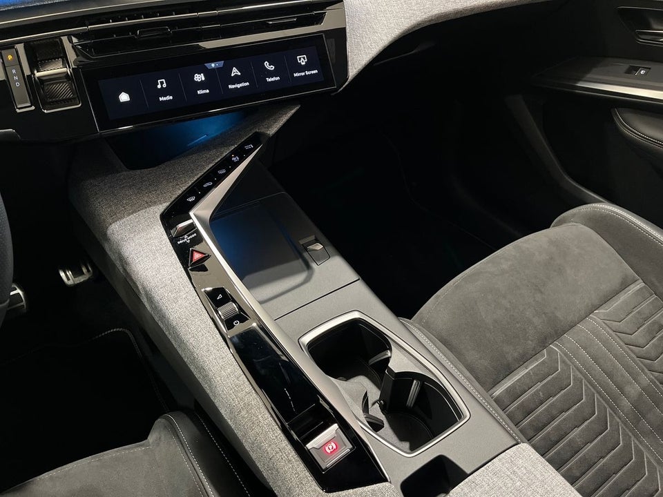 Peugeot e-3008 77 GT Pack 5d