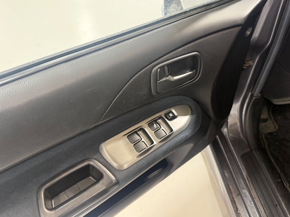 Mitsubishi Lancer 1,6 Invite stc. 5d