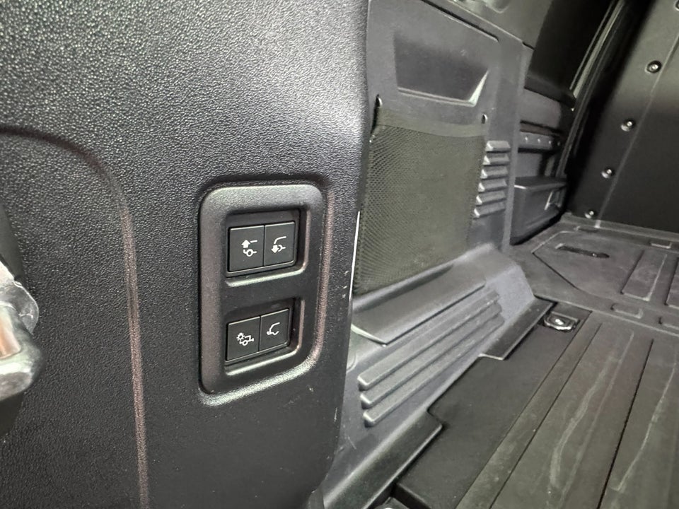 Land Rover Defender 110 3,0 D300 Hard Top SE aut. Van 5d