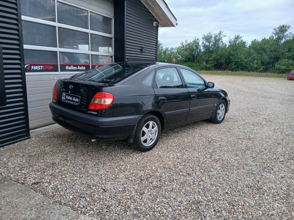 Toyota Avensis 1,8 VVT-i Terra 5d