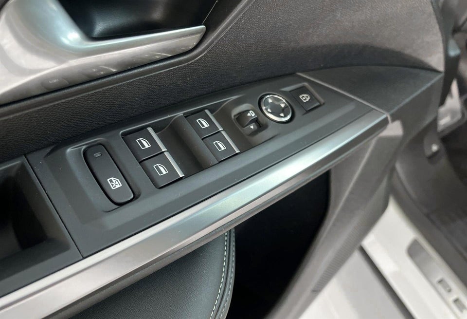 Peugeot e-3008 77 GT Pack 5d