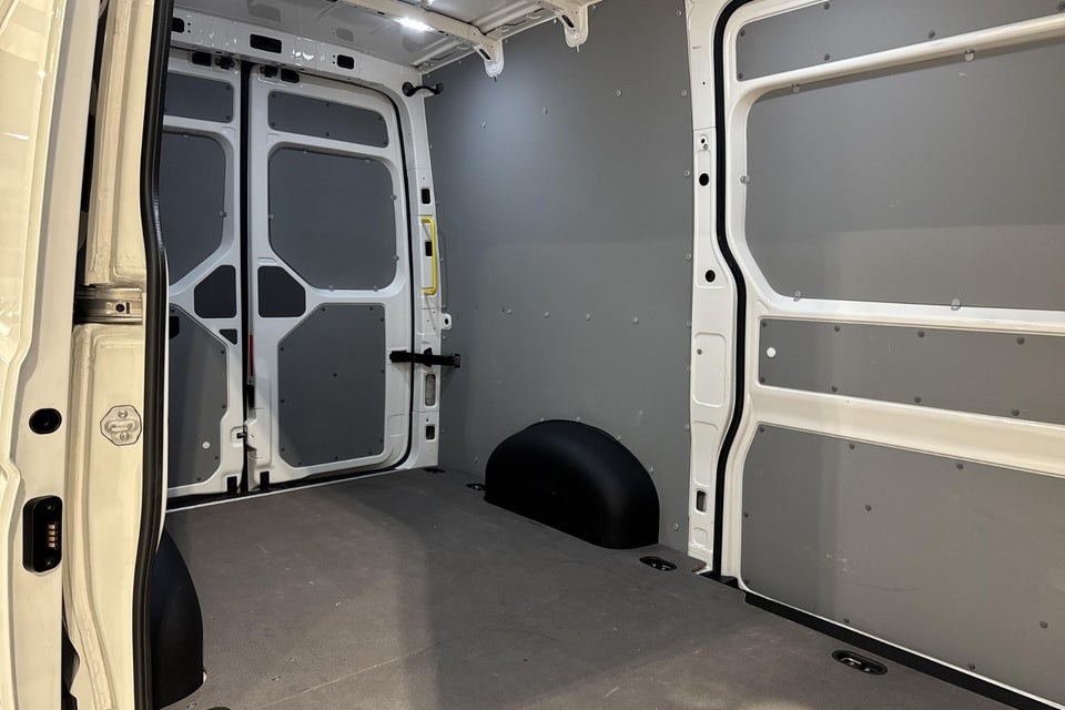 VW Crafter 35 2,0 TDi 177 Kassevogn L3H3 aut.