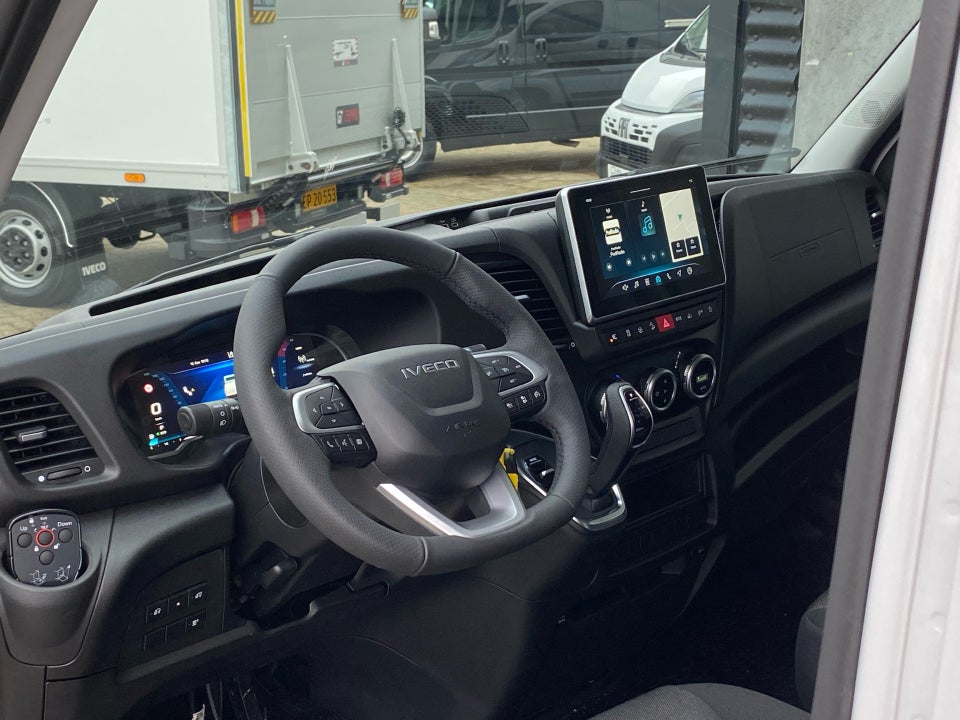 Iveco Daily 3,0 35S18 4100mm Box m/lift AG8