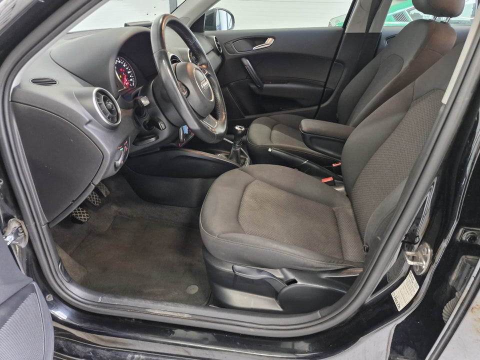 Audi A1 1,6 TDi 105 Attraction Sportback 5d