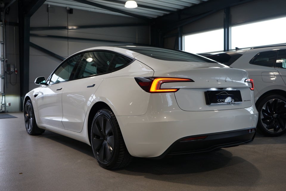 Tesla Model 3 Long Range AWD 4d
