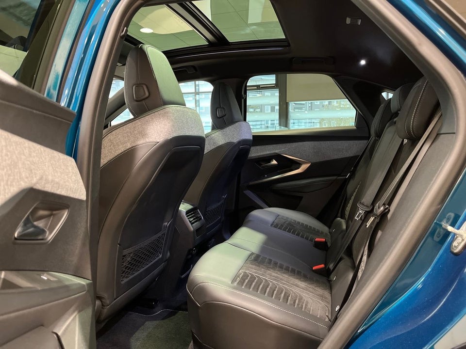 Peugeot e-3008 77 GT Pack 5d