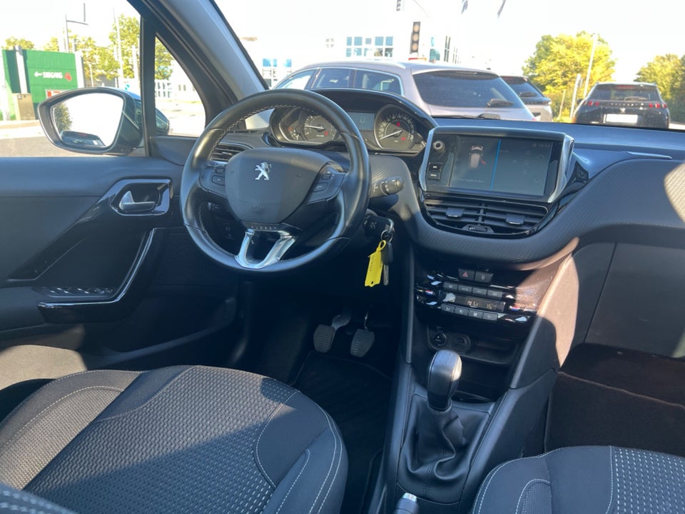 Peugeot 208 1,2 VTi 82 Selection Sky 5d