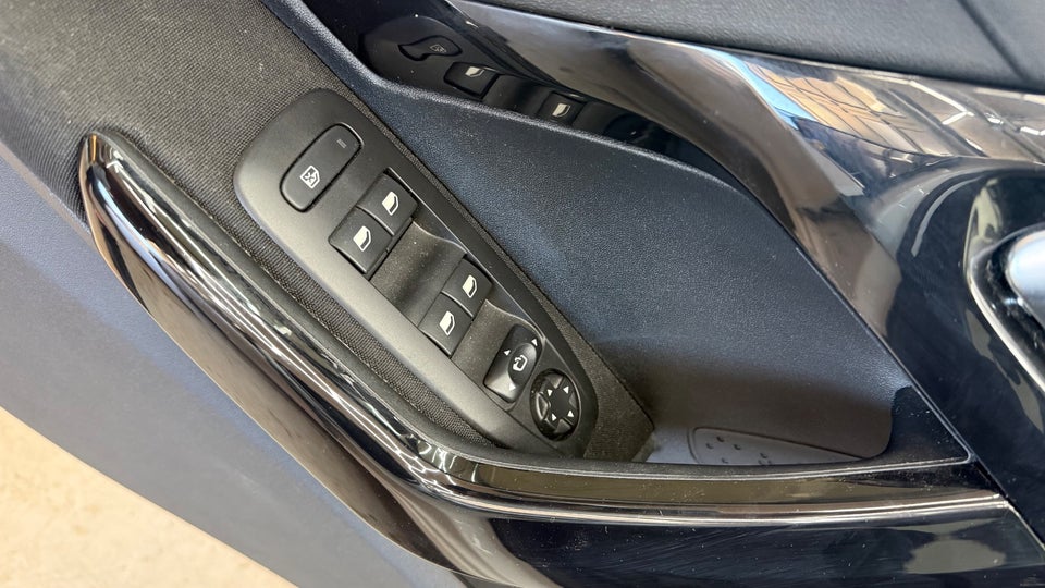 Peugeot 208 1,2 PureTech 82 Allure Sky 5d