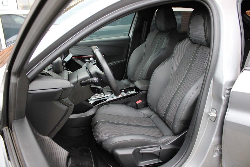 Peugeot e-208 50 GT 5d