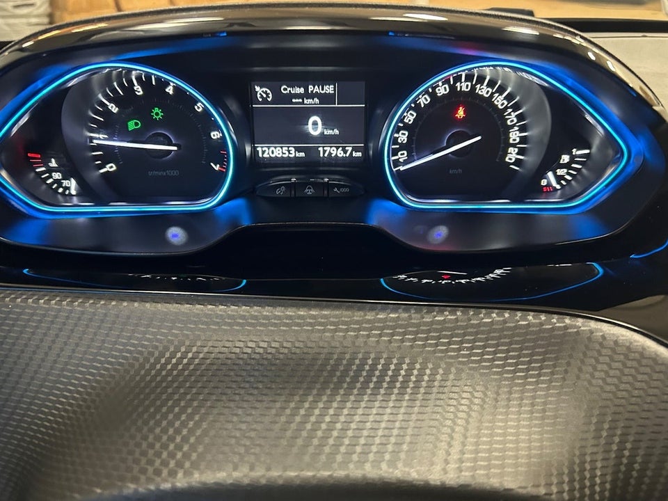 Peugeot 2008 1,2 e-THP 130 Allure Sky 5d