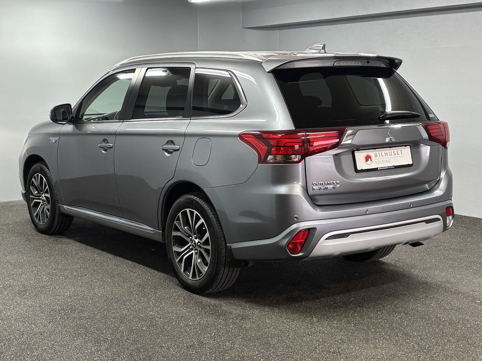Mitsubishi Outlander 2,4 PHEV Invite CVT 4WD 5d