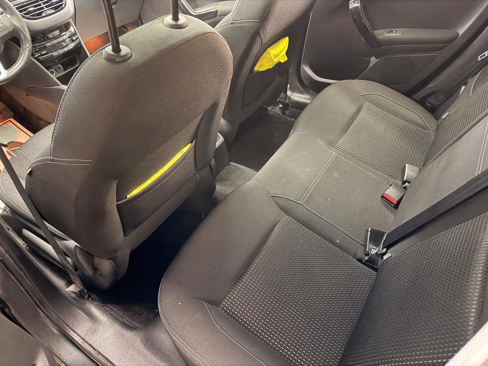 Peugeot 208 1,6 BlueHDi 100 Desire Sky 5d