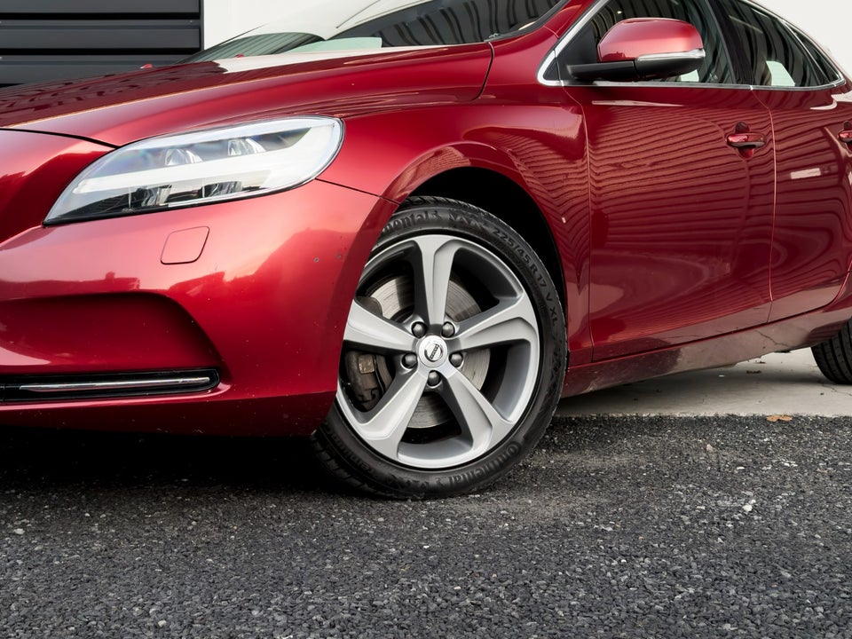 Volvo V40 1,5 T3 152 Inscription aut. 5d