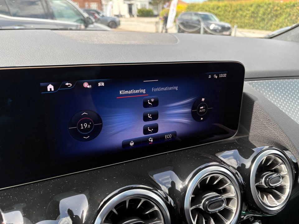 Mercedes EQA350 4Matic 5d