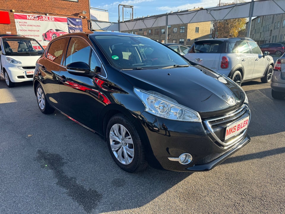 Peugeot 208 1,2 VTi Allure Sky 5d