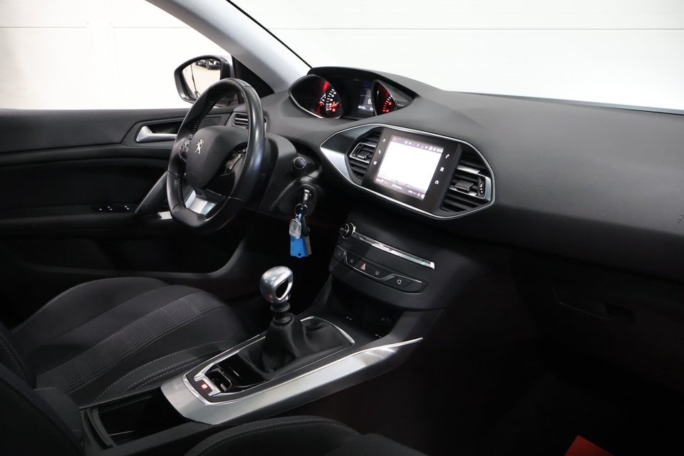 Peugeot 308 1,6 BlueHDi 120 Allure Sky 5d