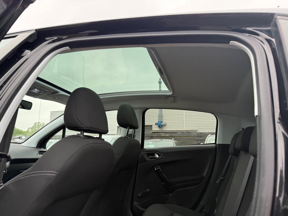 Peugeot 208 1,2 VTi 82 Allure Sky 5d