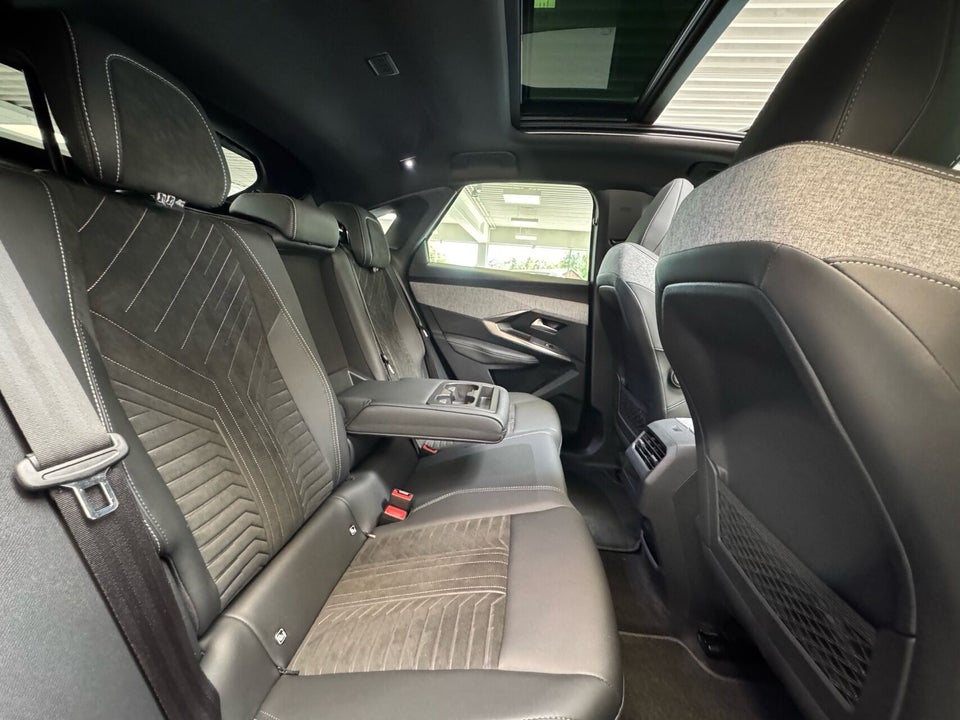 Peugeot e-3008 77 GT Pack 5d