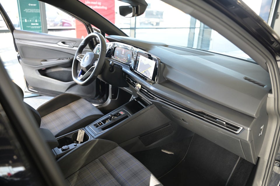 VW Golf VIII 1,4 GTE DSG 5d