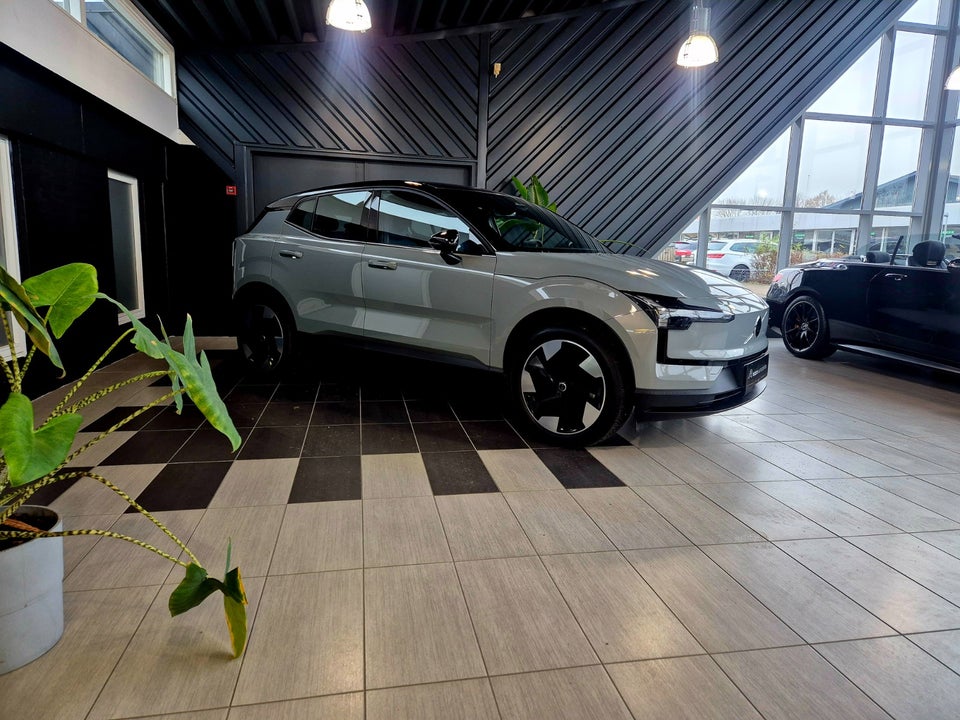 Volvo EX30 Extended Range Plus 5d