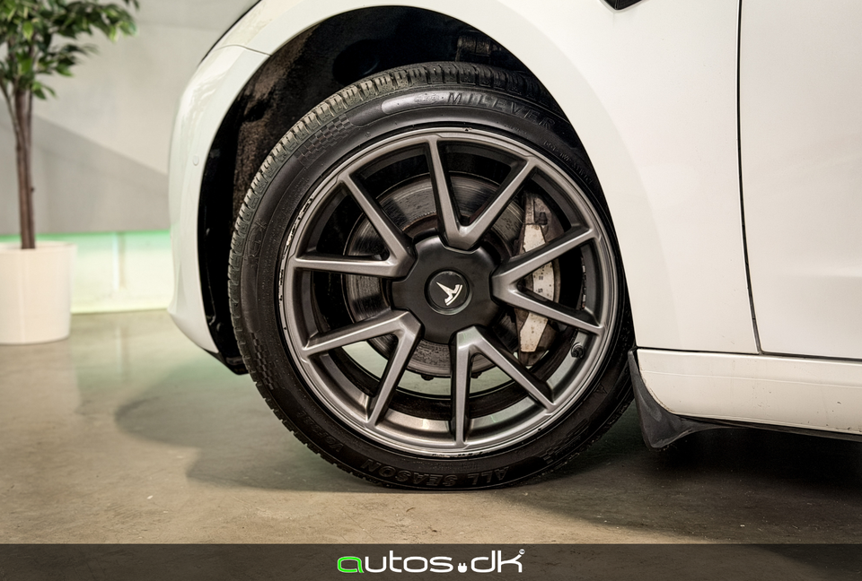 Tesla Model 3 Standard Range+ RWD 4d