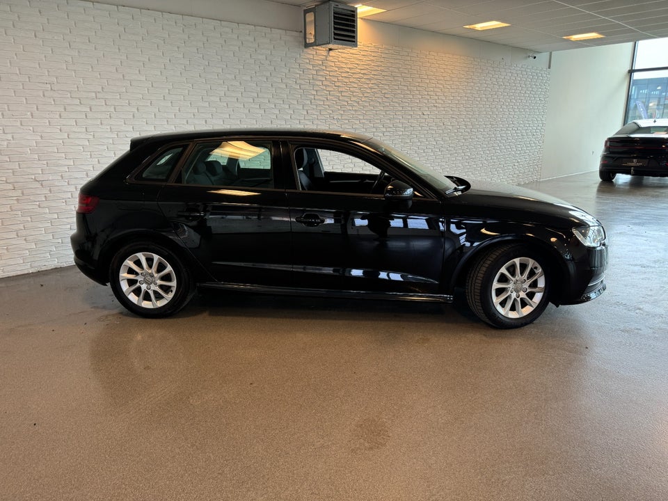 Audi A3 1,6 TDi 110 Ultra Attraction Sportback 5d