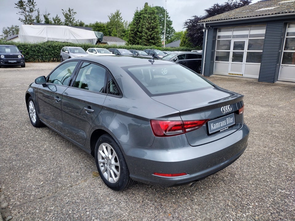 Audi A3 1,6 TDi 110 Attraction 4d