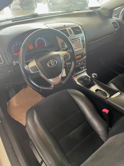 Toyota Avensis 1,8 VVT-i T2 Premium stc. 5d