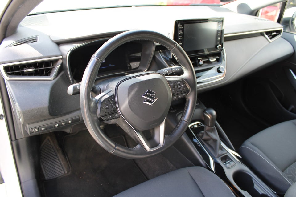 Suzuki Swace 1,8 HEV Active White stc. e-CVT 5d