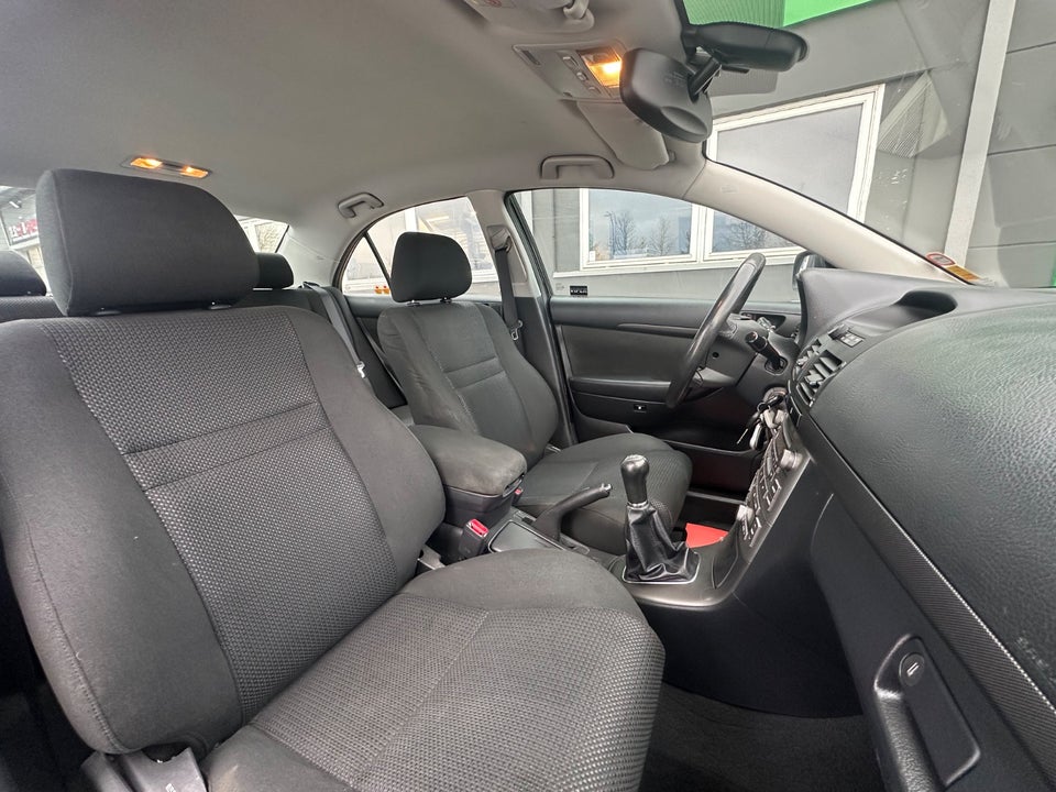 Toyota Avensis 2,0 Sol 4d